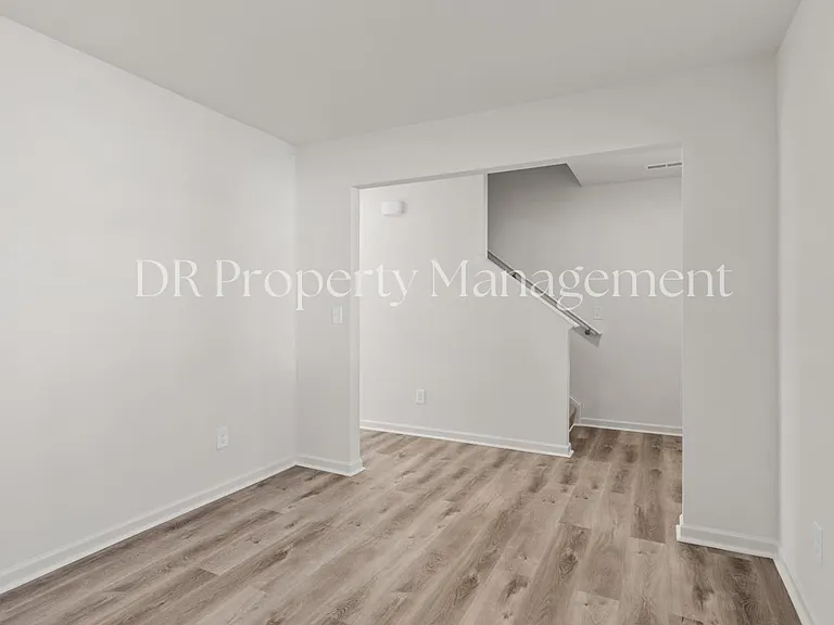 1204 Manor Dr — Photo 2