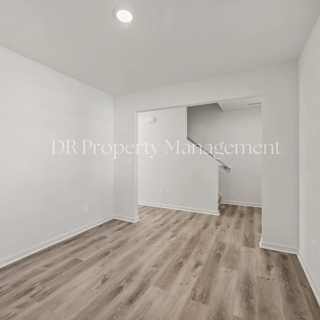 Building Photo - 1204 Manor Dr
