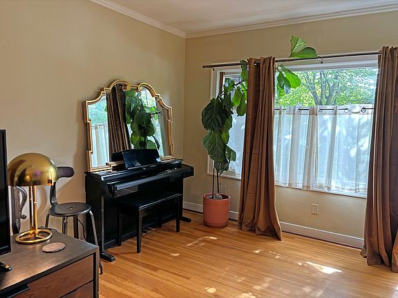 4th image of 2939 SE Hawthorne Blvd #2939