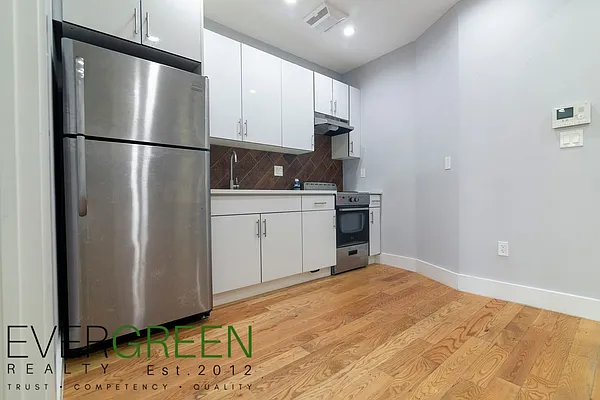 Rented by Evergreen Apartments BK | media 6