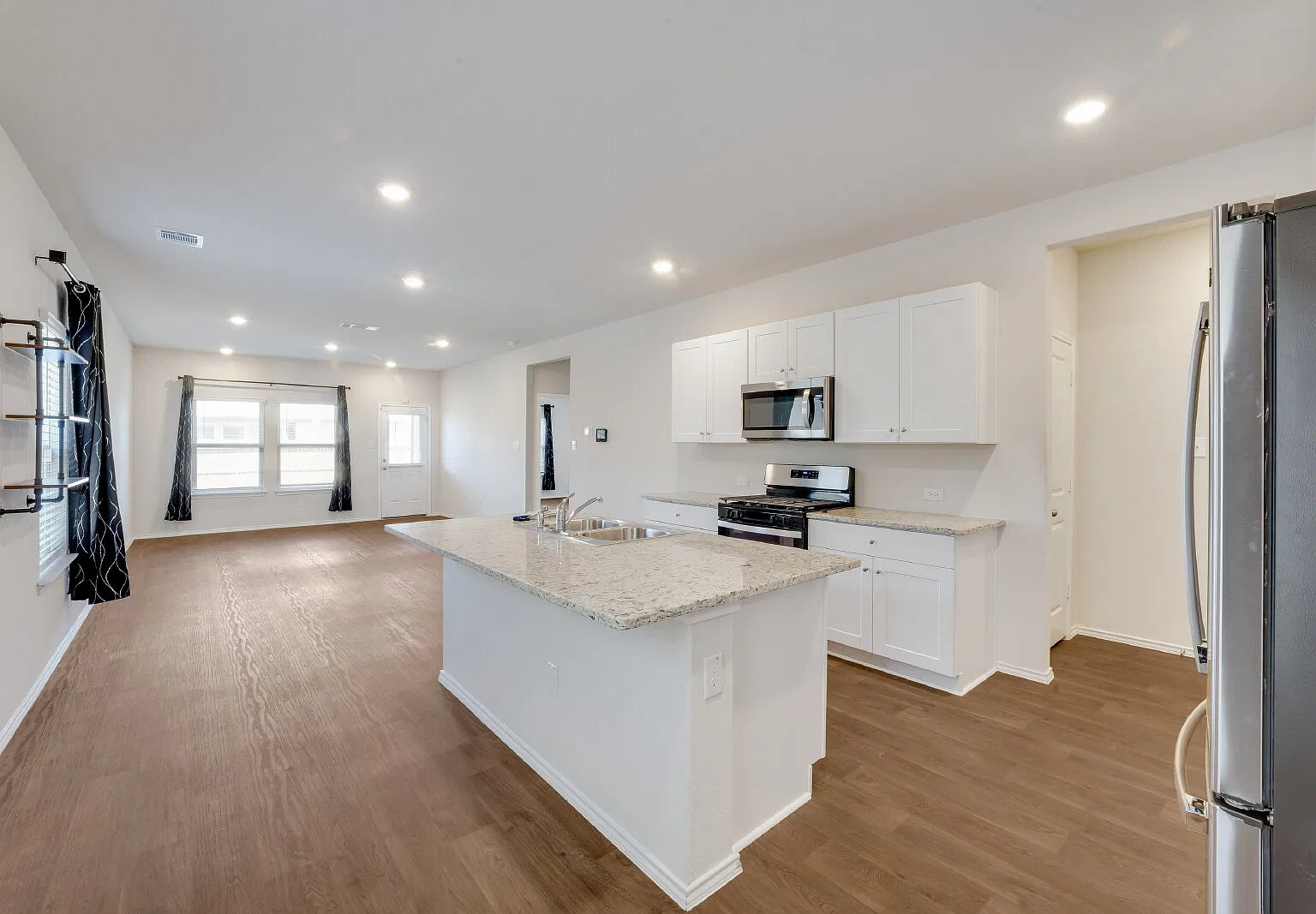 4 bed, 2.5 bath, 2139 sqft, $1,950 — Photo 4