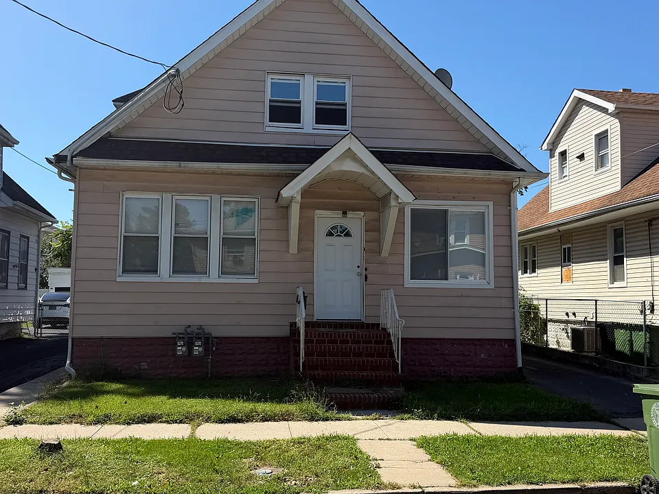 1102 Drake Ave #2