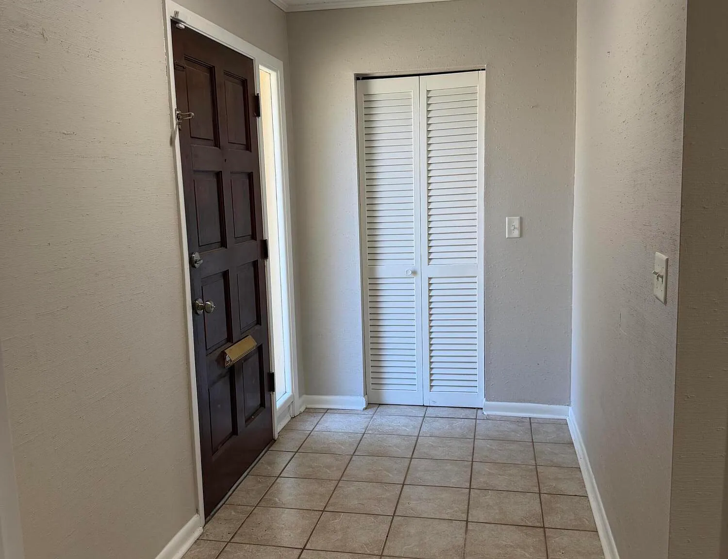 3 bed, 2.5 bath, 1800 sqft, $1,900 — Photo 2