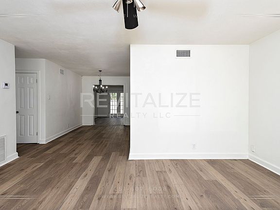 4th image of 2756 N Barksdale Dr