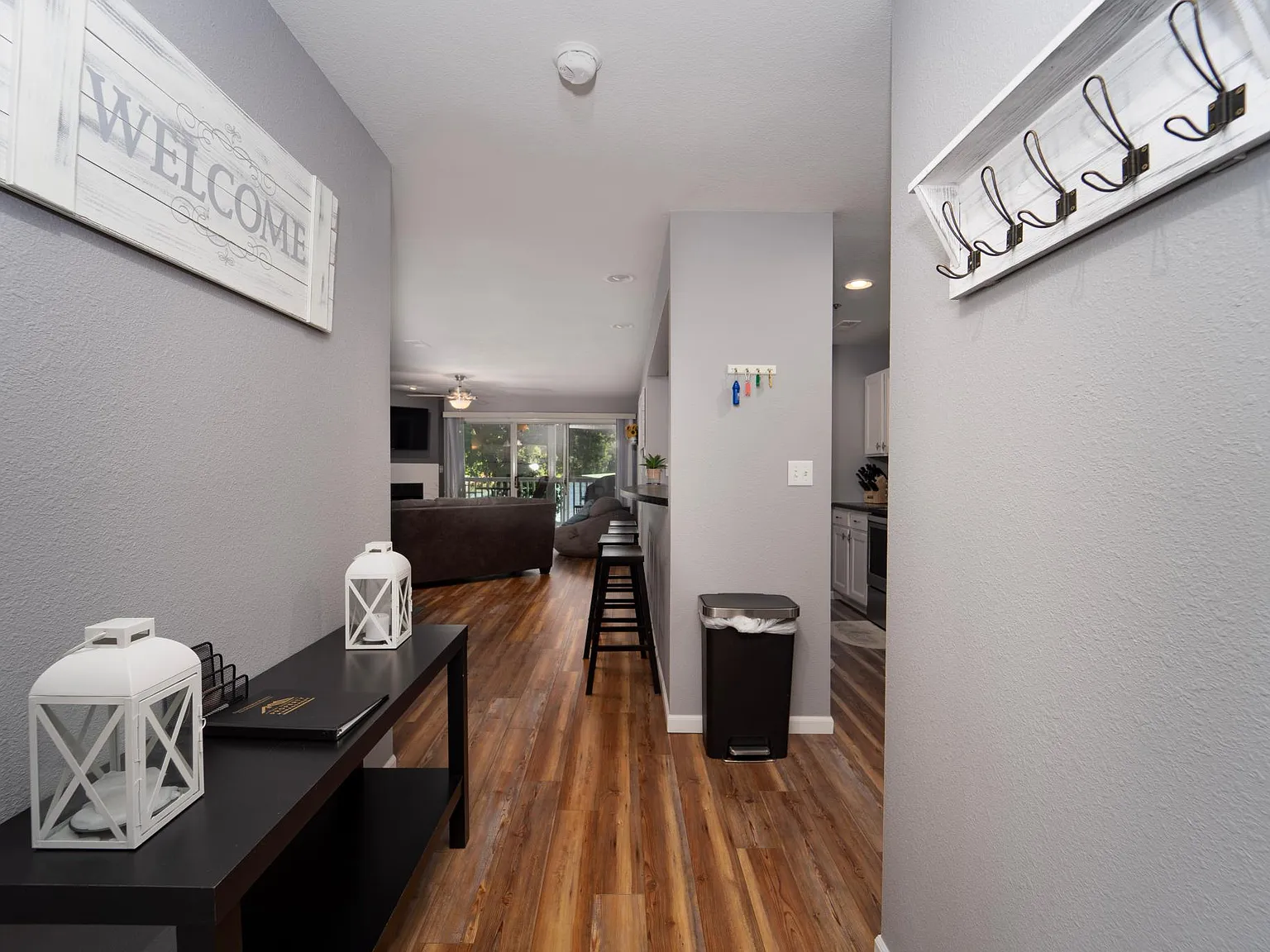2 bed, 1041 sqft, $1,300 — Photo 2