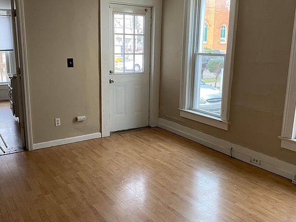 3rd image of 953 W 22nd St #1