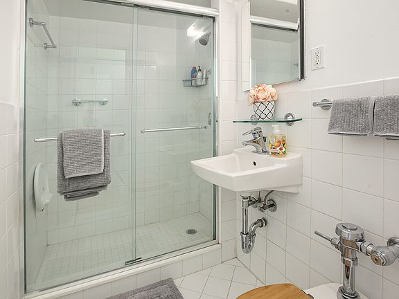 5th image of 310 E 49th St APT 10E
