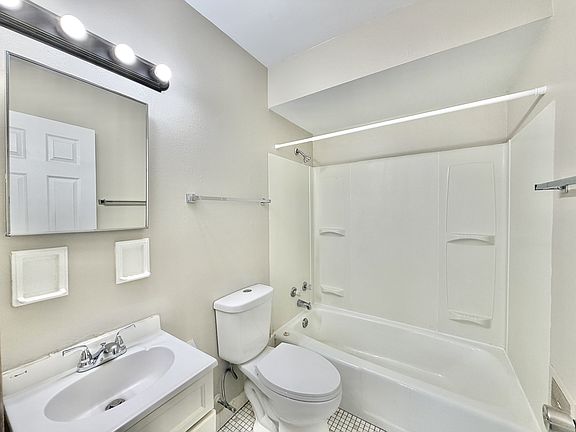 3rd image of 1426 N Randall Ave #5