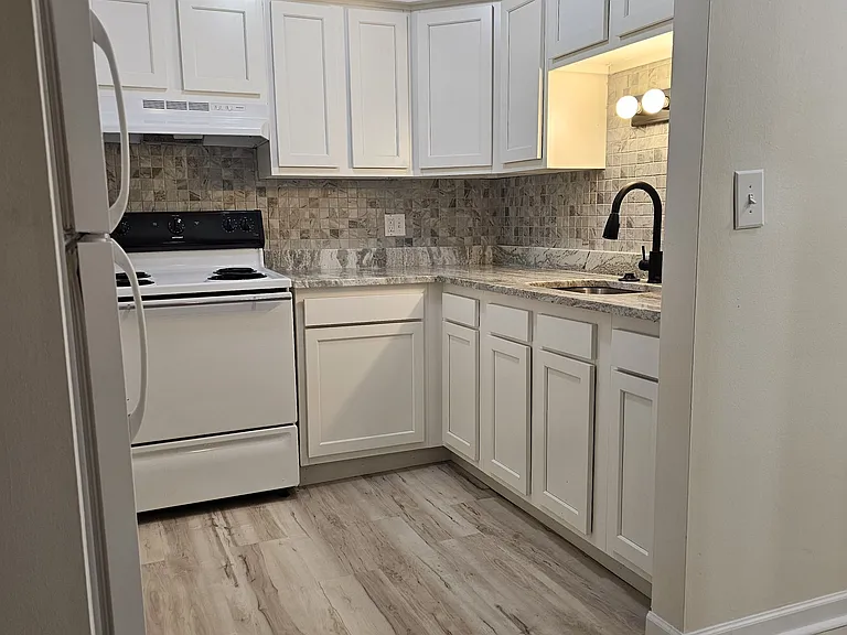 Royal Madison Apartments — Photo 8