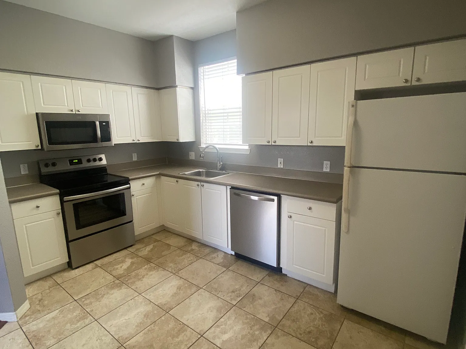 4 bed, 2.5 bath, 1724 sqft, $2,800 — Photo 4