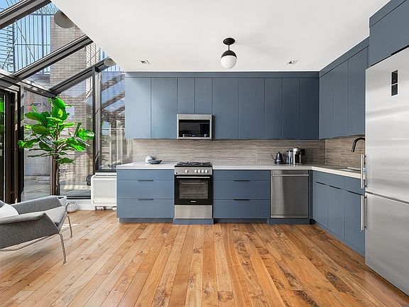 4th image of 69 Bank St APT 502