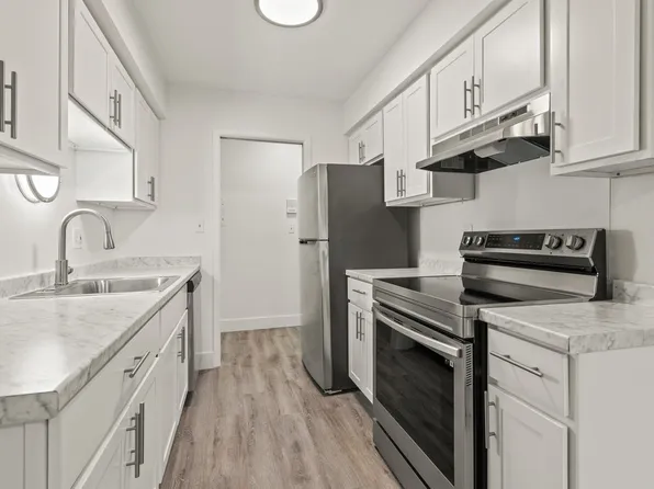 Carriage Hill Apartments - Dearborn Heights, MI