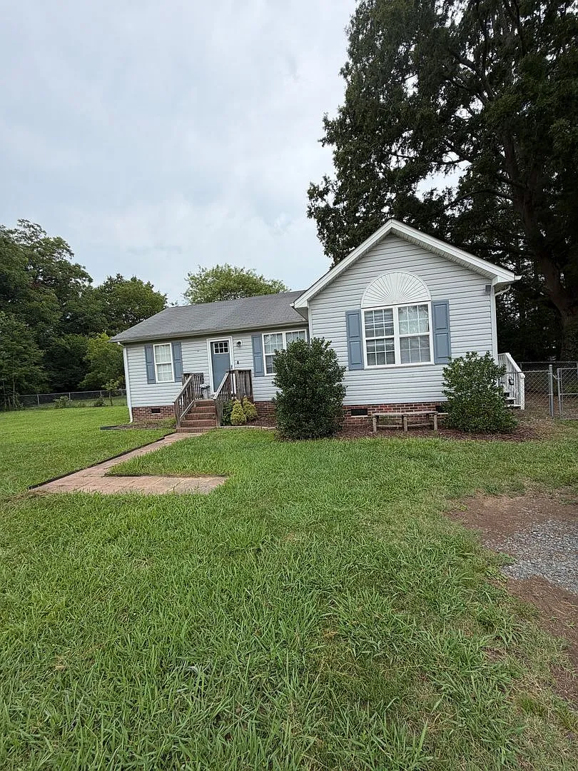 3 bedrooms, large lot, updated interior! — Photo 1