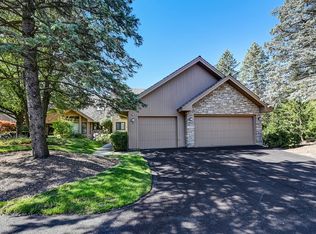 34 Pin Oak Ct, Burr Ridge, IL 60527