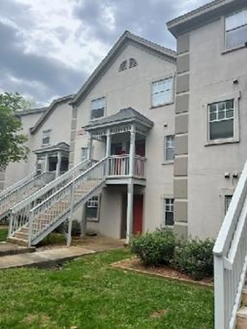 2 bed 2 bath garden unit at Avery Close! — Photo 2