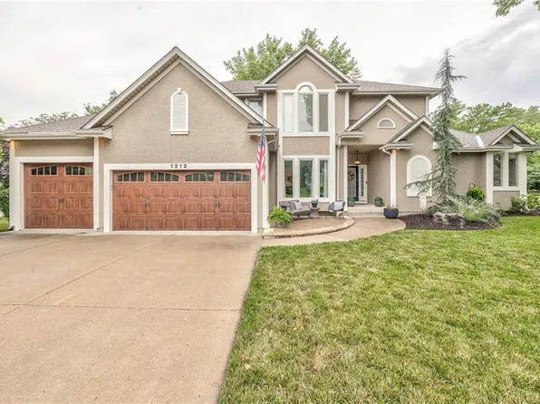 1212 SW Surrey Trce, Lees Summit, MO 64081