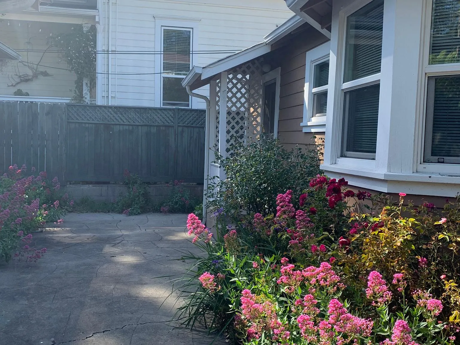 1422 Laurel St — Photo 2