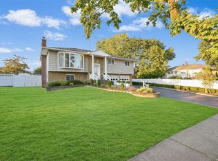 15 Heather Cres, Commack, NY 11725