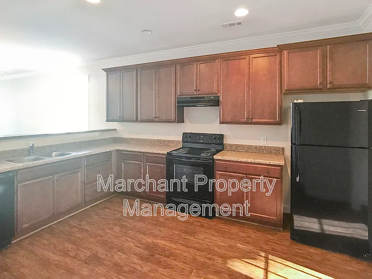 180 Floyd St — Photo 8