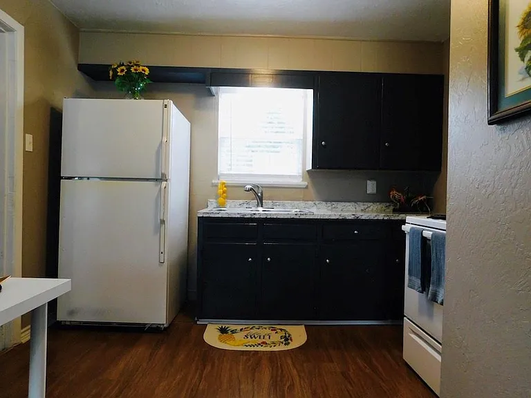 731 W Walnut St — Photo 10