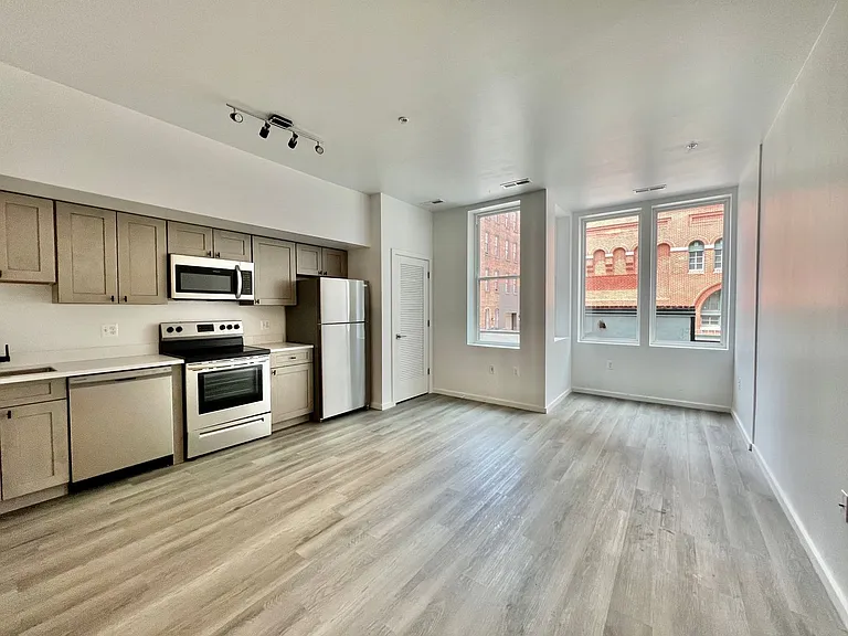 725 W Pratt St. — Photo 50