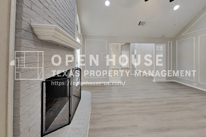 1520 Barclay Dr — Photo 4