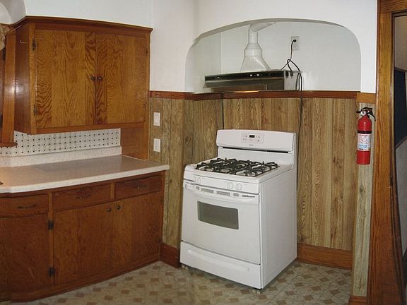 1st floor spacious eat in kitchen
