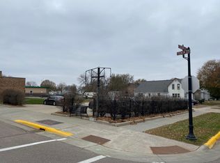 621 10th St, Worthington, MN 56187