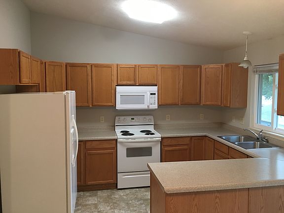 5th image of 409 W Belmont Ave