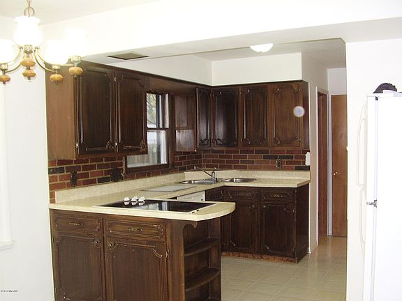 5th image of 1614 N Cherry Dr