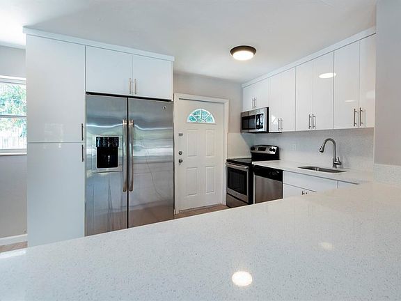 3rd image of 2380 NE 8TH Avenue