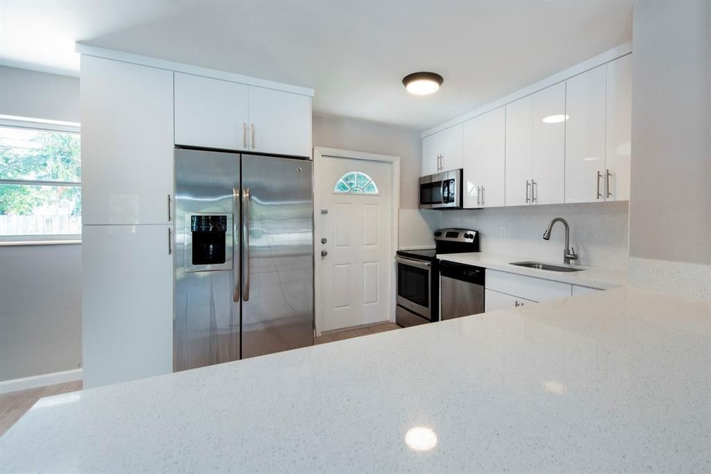 2380 NE 8TH Avenue, photo 3