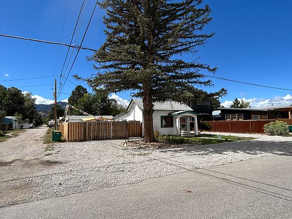 Now featuring bonus mountains! Yes, that's right _ your front yard comes with a daily dose of "wow" courtesy of nature.