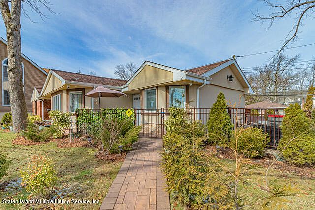 1st image of 133 Saint Stephens Pl