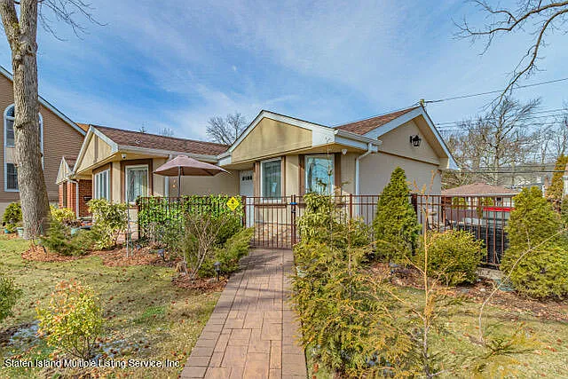 133 Saint Stephens Pl photo 1