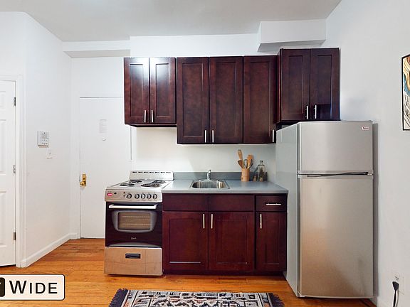 4th image of 309 E 61st St APT 4