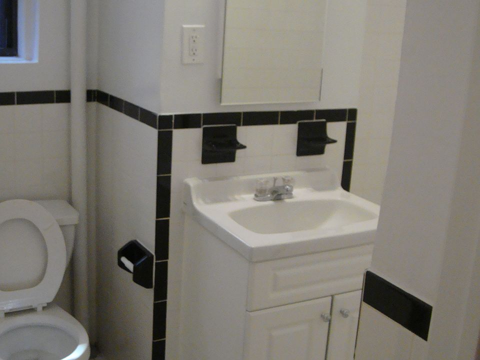 2nd image of 2861 Bainbridge Ave APT 2D