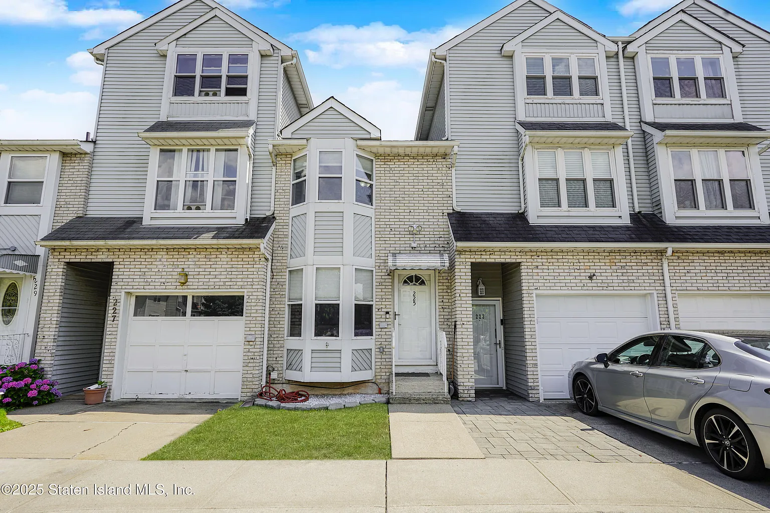 225 Rosedale Ave photo 1
