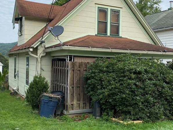 64 Park St, Franklin, PA 16323