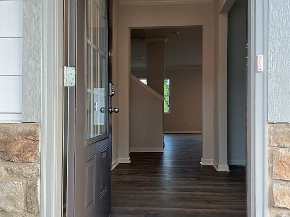 4th image of 817 Highgrove Way