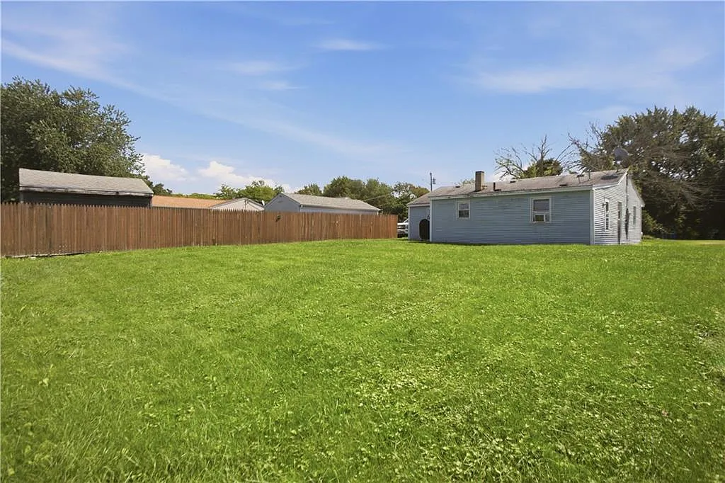 3 bed, 1.0 bath, 1080 sqft, $2,200 — Photo 3
