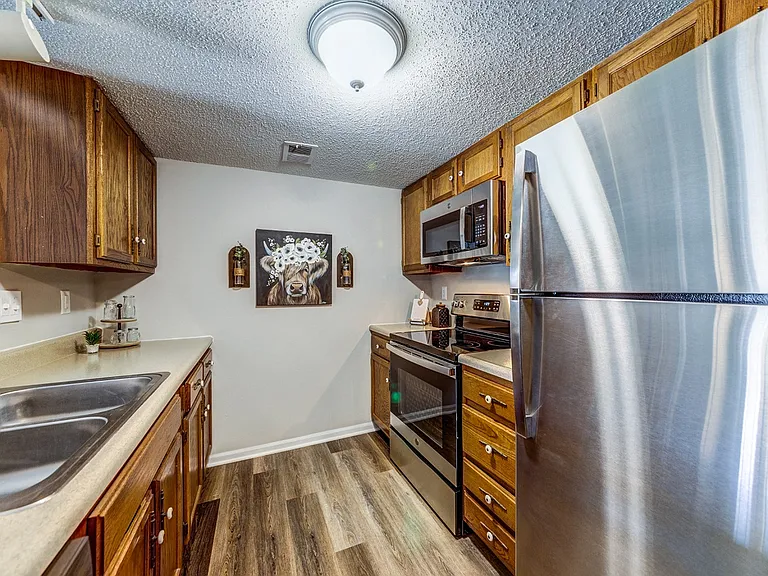 Country Club Place Apartments — Photo 22