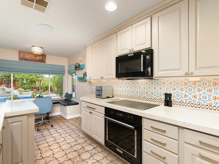 372 W Amoroso Dr — Photo 78