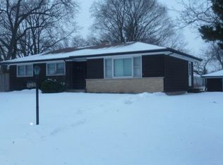 315 E Pine Ave, Roselle, IL 60172