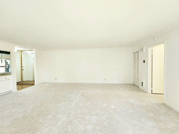 4th image of 902 Peninsula Ave APT 305