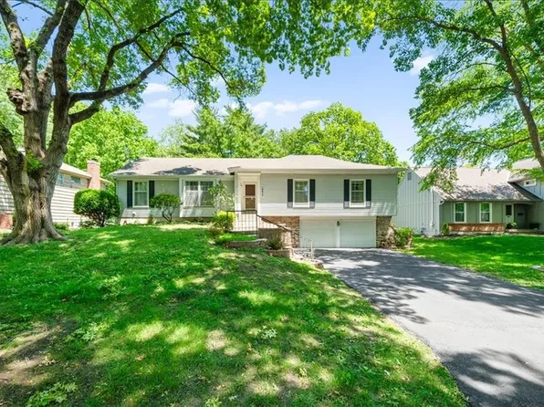 9947 Ballentine St, Overland Park, KS 66214