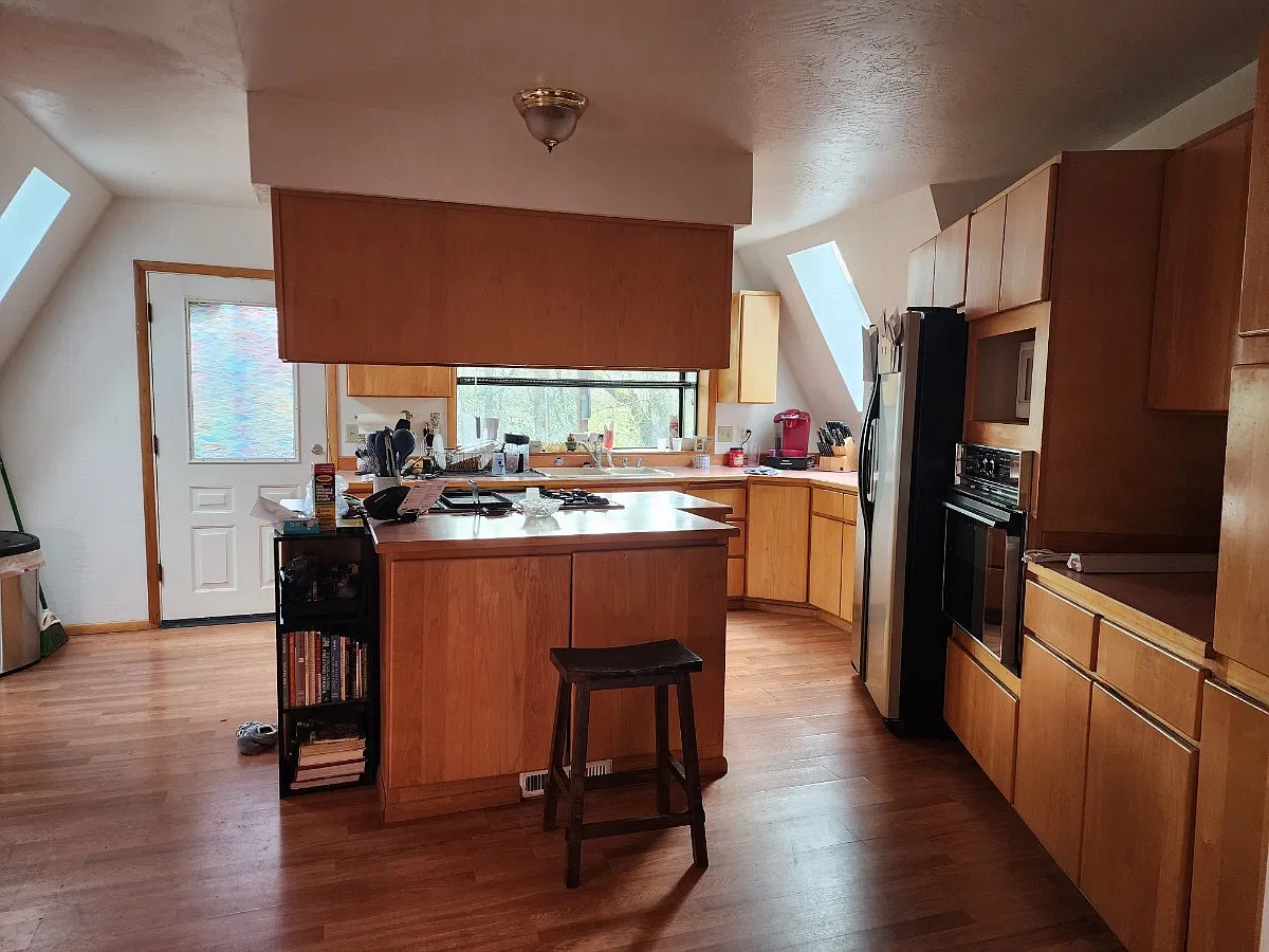 3 bed, 2500 sqft, $2,300 — Photo 2