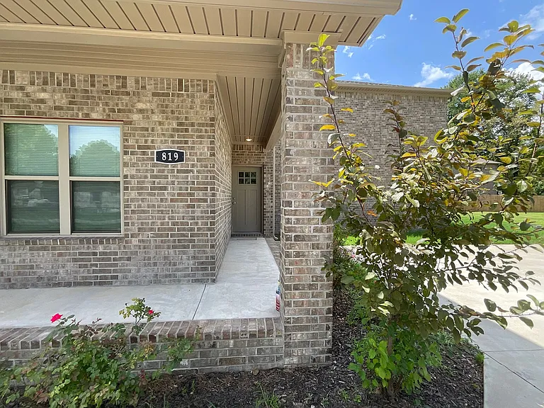 819 Ellis St — Photo 1