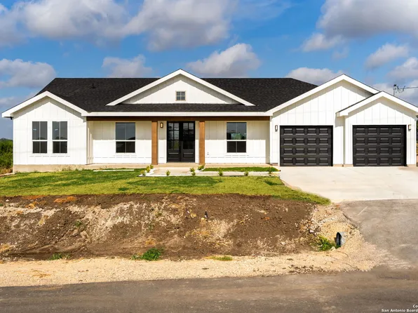 141 Flor del Sol St, Atascosa, TX 78207