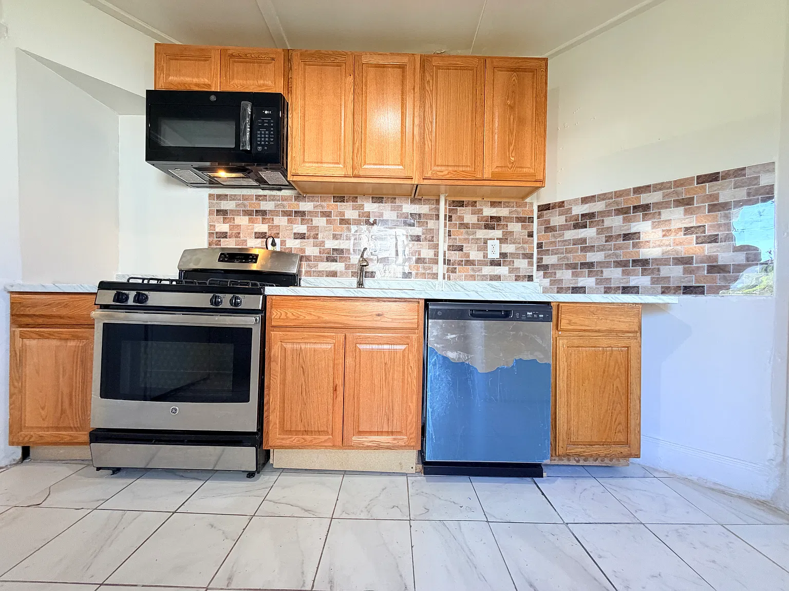 6 bed, 1600 sqft, $3,800 — Photo 4